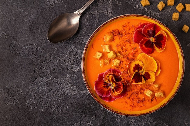 Sopa de calabaza / zanahoria con azafrán y pensamiento de flores comestibles