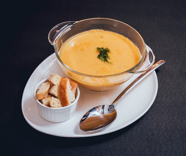 Sopa de calabaza y zanahoria con crema y perejil