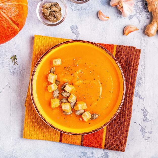 Sopa de calabaza y zanahoria servida con semillas