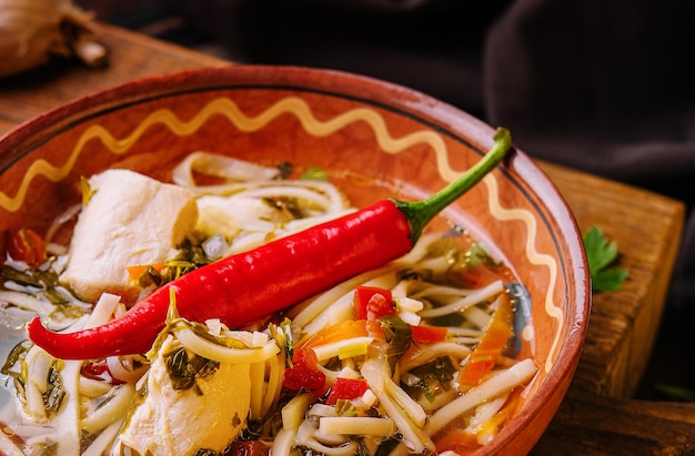 Sopa con Caldo de Pollo con Fideos y Verduras