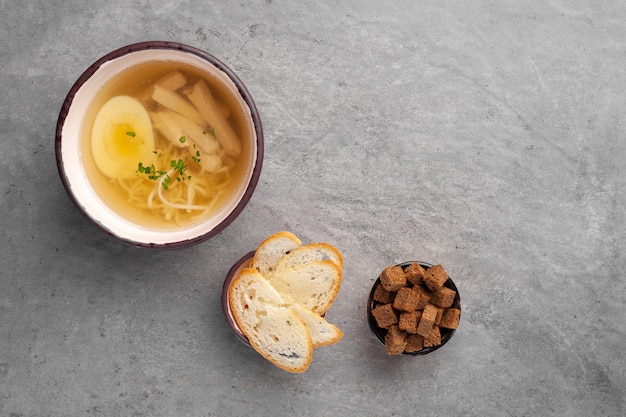 Sopa de caldo de pollo con huevo, fideos y pollo