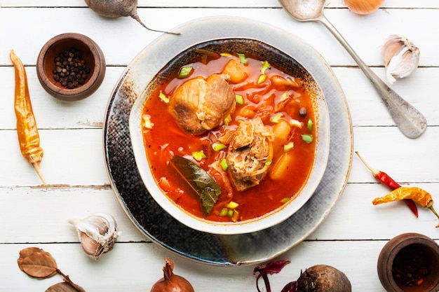 Sopa caliente borscht con remolacha y carne Sopa o borscht rojo ucraniano