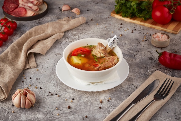 Sopa caliente con carne y verduras