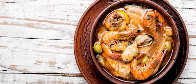 Sopa caliente de mariscos con pescado