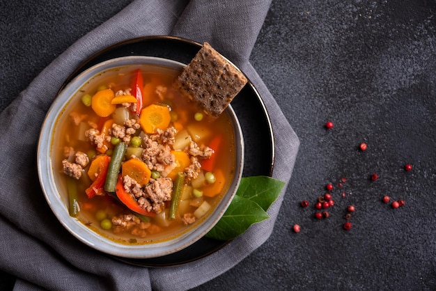 Sopa caliente con verduras comida reconfortante