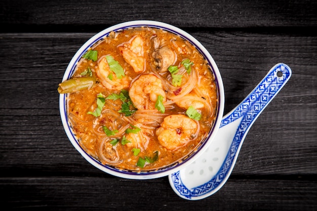 Foto sopa de camarones asiáticos