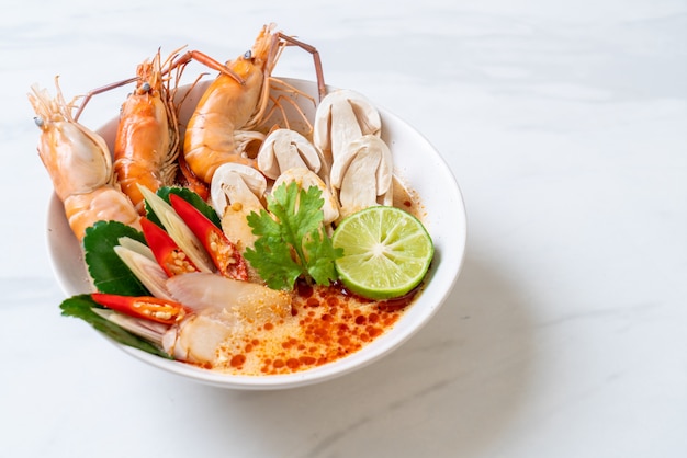 sopa de camarones picante (Tom Yum Goong)