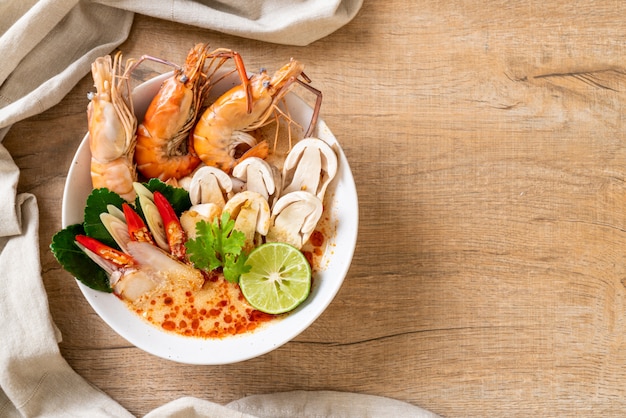 sopa de camarones picante (Tom Yum Goong)