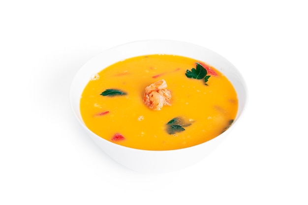 Sopa de camarones en un plato hondo blanco aislado. Sopa tailandesa con mariscos. Sopa tailandesa de tom yum.