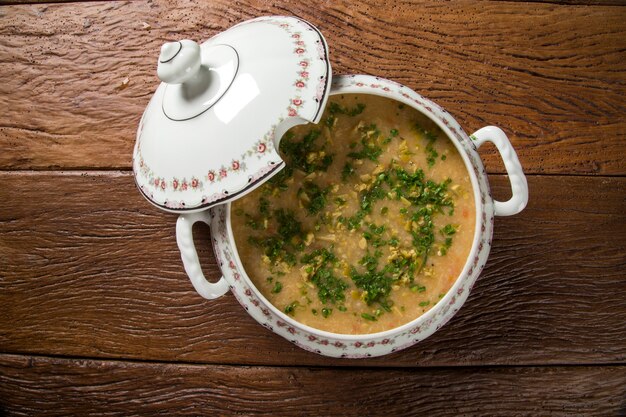 Sopa de cangrejo servida en un bol