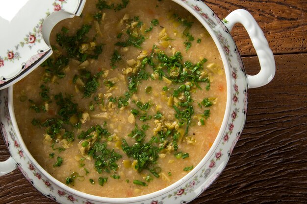 Sopa de cangrejo servida en un bol