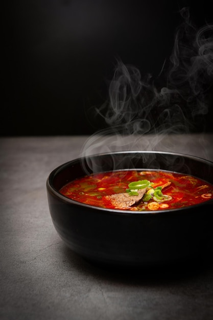 Sopa de carne y arroz en la mesa.