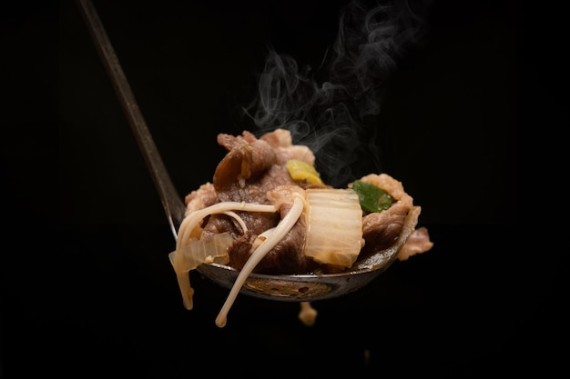 Foto sopa de carne y arroz en la mesa.