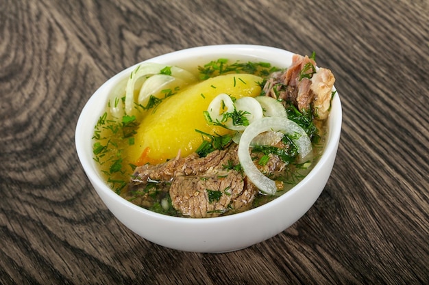 Sopa de carne caucásica Hashlama