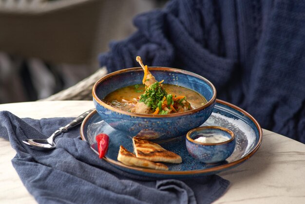 Sopa de carne de codorniz con verduras y especias Menú del restaurante Espacio libre para texto