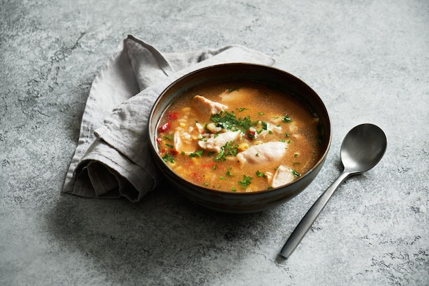 Sopa de carne y verduras con hierbas