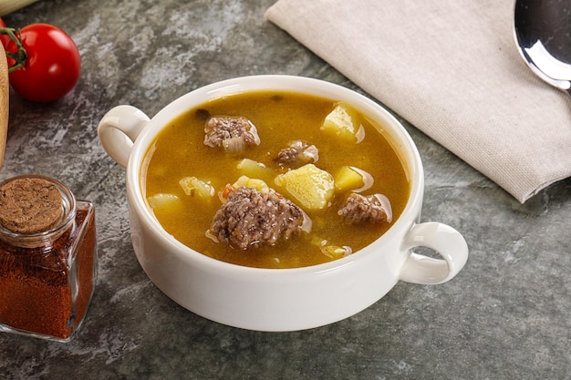 Foto sopa caseira com almôndegas de carne e legumes