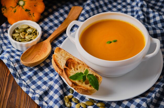 Sopa caseira de abóbora com creme e manjericão