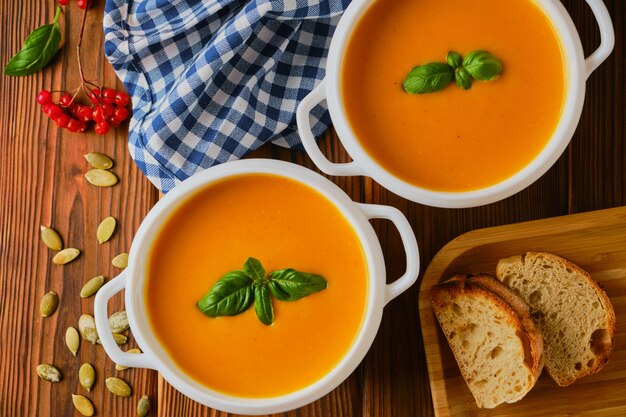 Sopa caseira de abóbora com creme e manjericão