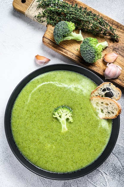 Sopa caseira de brócolis com baguete fresca.