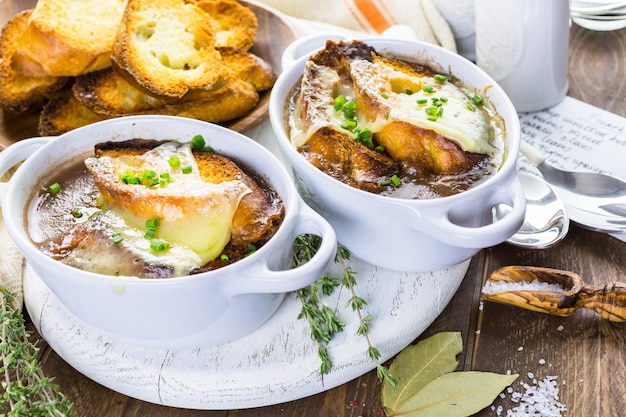 Sopa caseira de cebola francesa com baguete torrada.