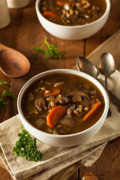 Foto sopa caseira de cogumelo e cevada pronta para comer