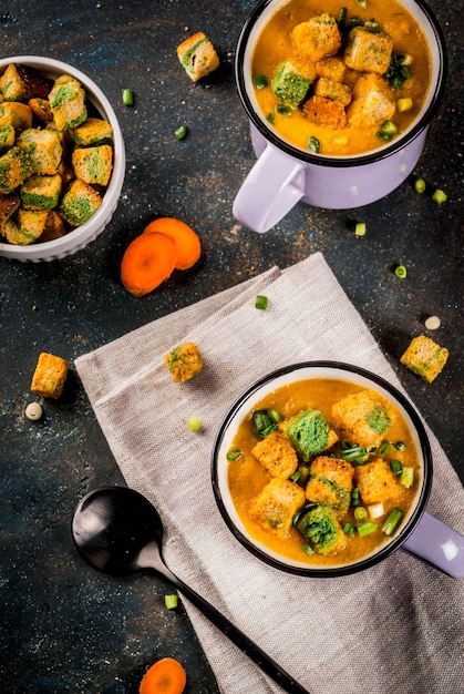 Sopa caseira de creme de cenoura, com bolachas de pão