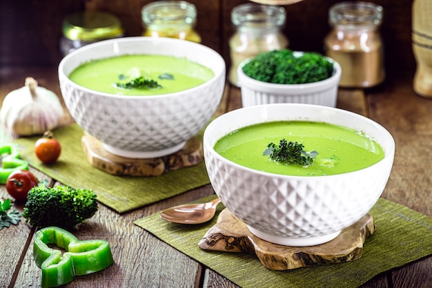 Sopa caseira de vegetais verdes, ervilha e brócolis, sopa vegana diet servida quente