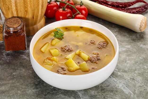 Sopa casera con albóndigas de carne y verduras