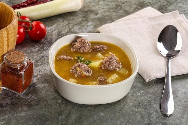 Sopa casera con albóndigas de carne y verduras