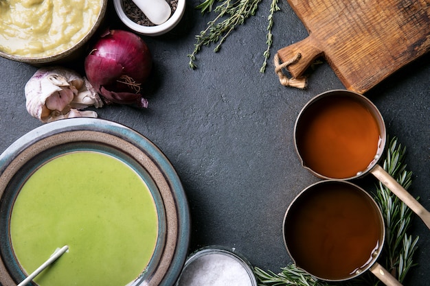 Sopa casera de brócoli y puré de guisantes.