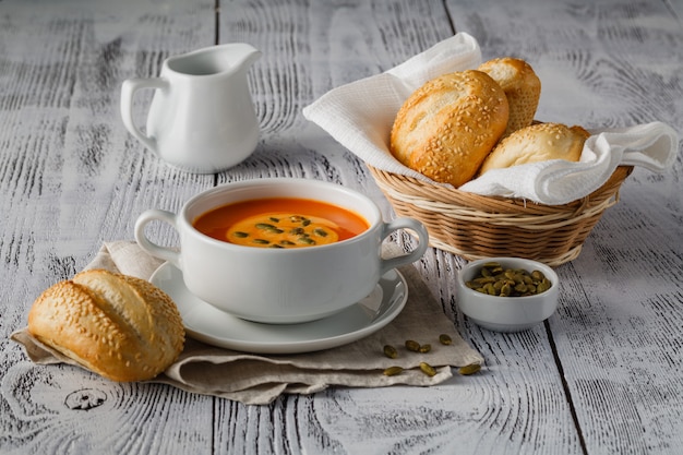 Sopa casera de calabaza de otoño con pan