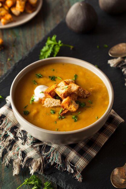 Sopa casera de calabazas calientes con tocados