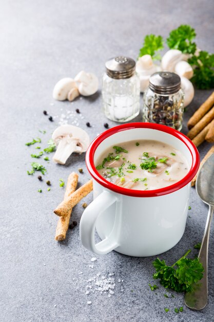 Sopa casera de champiñones