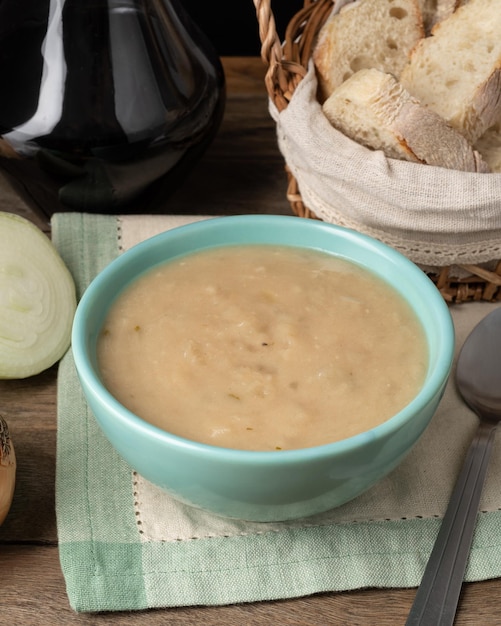 Sopa de cebolla en un bol con pan y vino