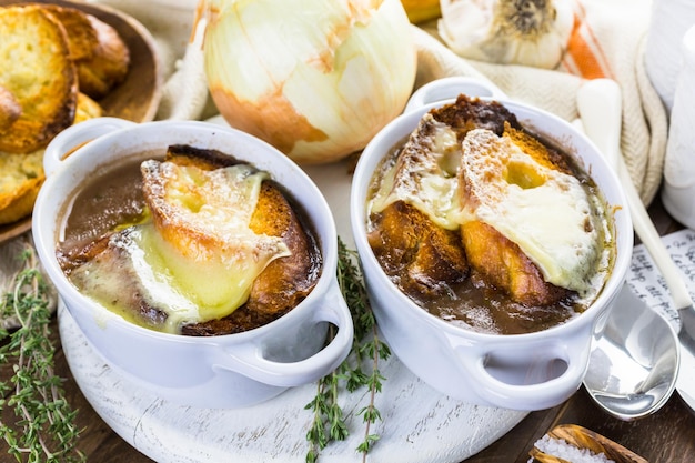 Sopa de cebolla francesa casera con baguette tostado.