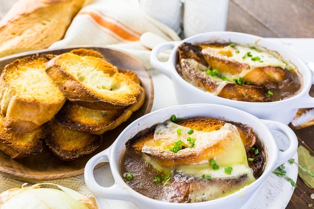 Sopa de cebolla francesa casera con baguette tostado.