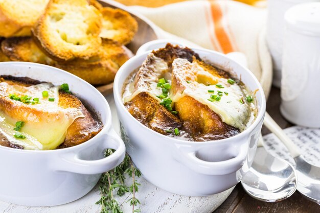 Sopa de cebolla francesa casera con baguette tostado.