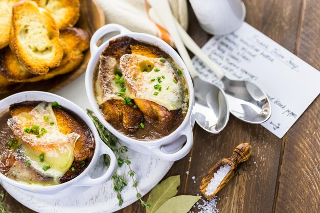 Sopa de cebolla francesa casera con baguette tostado.