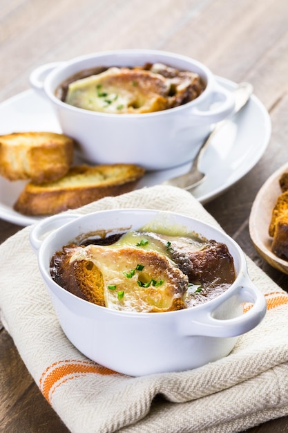 Sopa de cebolla francesa casera con baguette tostado.