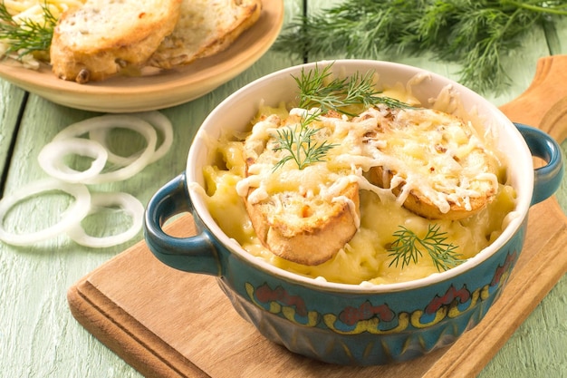 Sopa de cebolla francesa gratinada