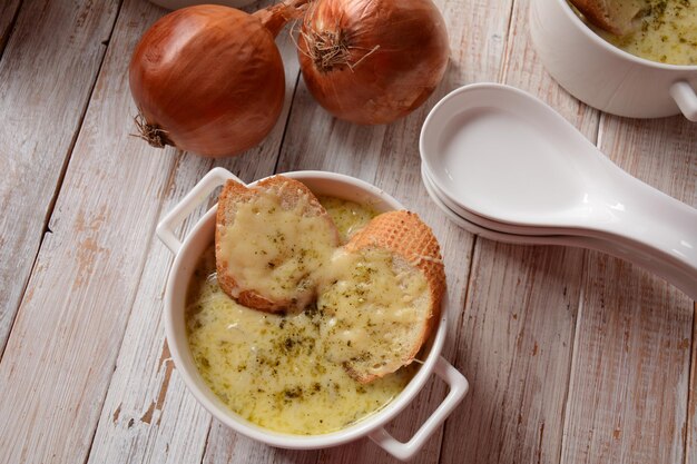 Sopa de Cebolla Francesa con pan tostado y queso cheddar