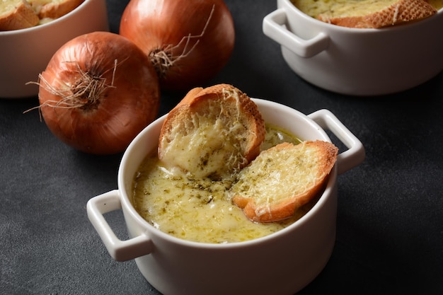 Sopa de Cebolla Francesa con pan tostado y queso cheddar