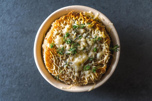 Sopa de cebolla francesa con picatostes de queso y tomillo