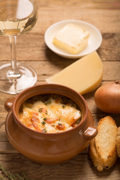 Sopa de cebolla con pan y queso.