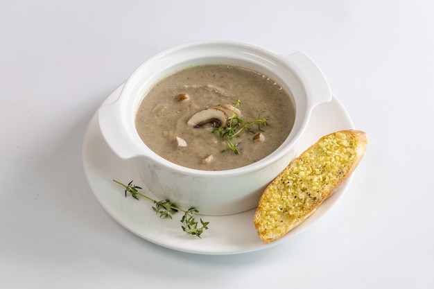 Sopa De Champiñones Y Champiñones Con Pan De Ajo