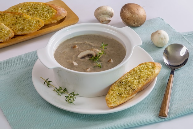 Sopa De Champiñones Y Champiñones Con Pan De Ajo