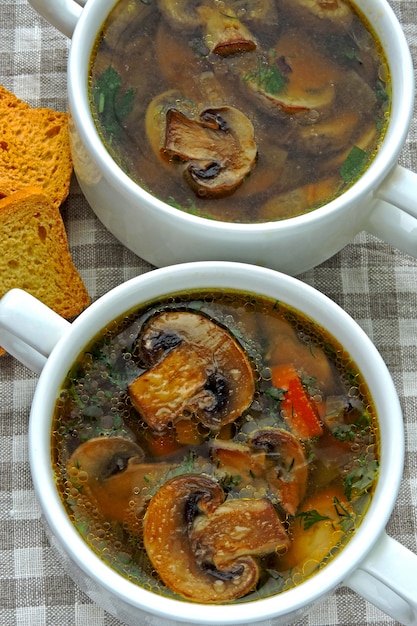 Sopa de champiñones fresca con galletas.