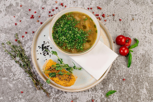 Sopa de champiñones con hierbas y sándwich