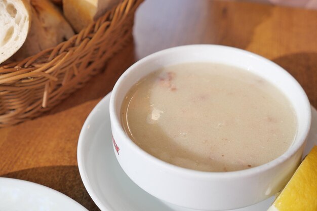 Sopa de champiñones con pan en la mesa